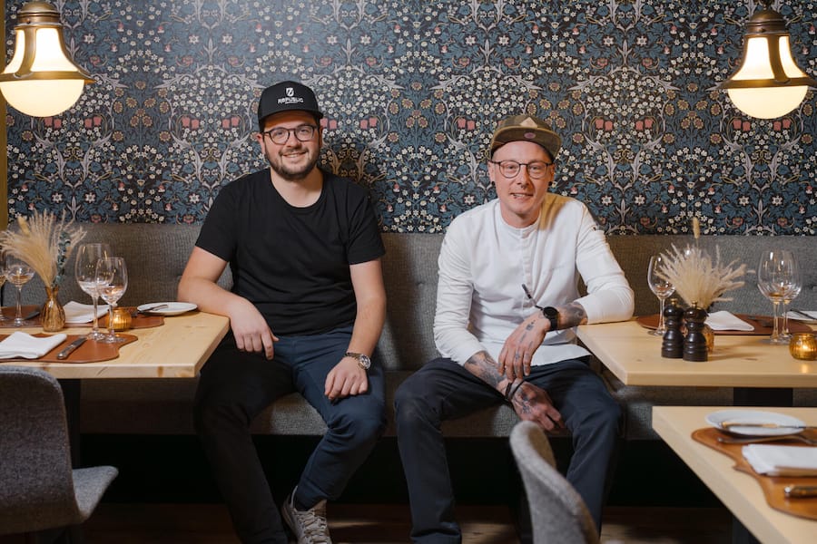 Gastgeber Alexander Aufdenblatten und Küchenchef Hannes Urban - Brasserie Emma, Zermatt - Januar 2024 - Copyright Olivia Pulver