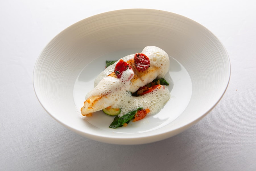 Wilder Steinbutt, Olive, Tomate, Spinat, Kalamansi Beurre Blanc ( Robert Speth)