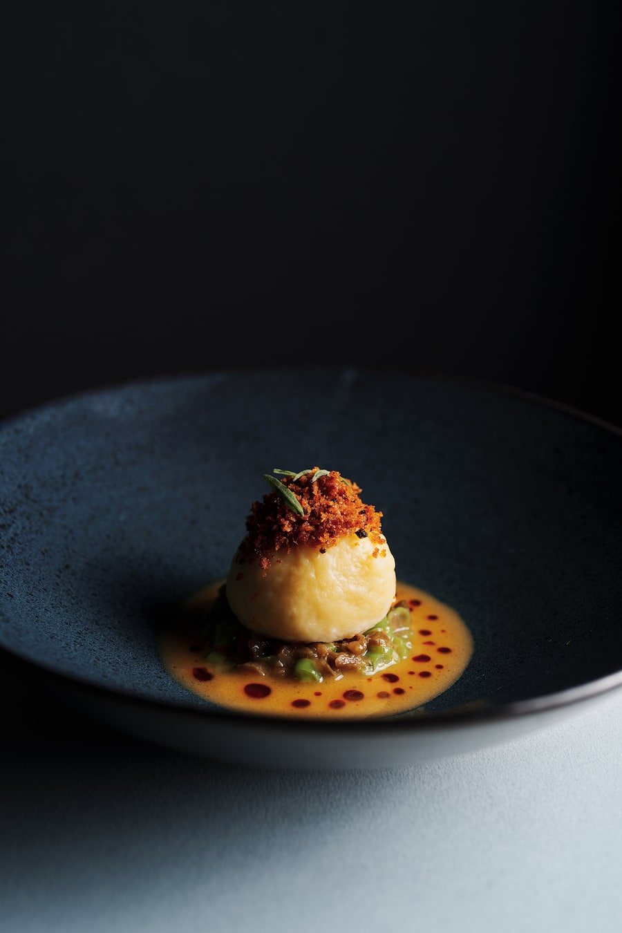 Gnocchoni: Kartoffelcnocchi mit Schweizer Chorizo und Gruyère Füllung - Ameo Zuerich - Kuechenchef Julien Mühlebach - Gastgeber Maximilian Dullinger - Januar 2024 - Copyright Olivia Pulver