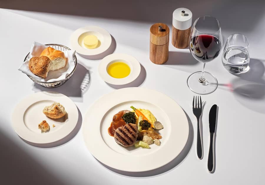 HAUPTGANG FIRST CLASS - Duo vom Rind - geschmorte Schulter und grilliertes Rindsfilet mit Jus Marcarpone-Polenta, Babykarotte, Kohlrabi, getrüffelter Sellerie und Federkohl-Chips