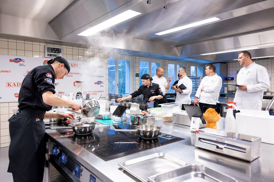 Hochspannung am Herd! Die Finalisten kochen konzentriert und beobachtet von der Jury um den «Gusto24».