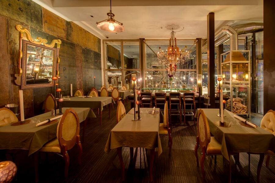 Innenansicht Restaurant After Seven ohne Gaeste. After Seven Zermatt, 6.4.2017 © HO