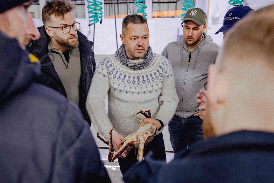Jørn Olaf Malinen (m.) weiss alles über King Crabs. Fabian Bühlmann (Chef Fischeinkauf «Bianchi») und Maximilian Müller (r.) hören gebannt zu.