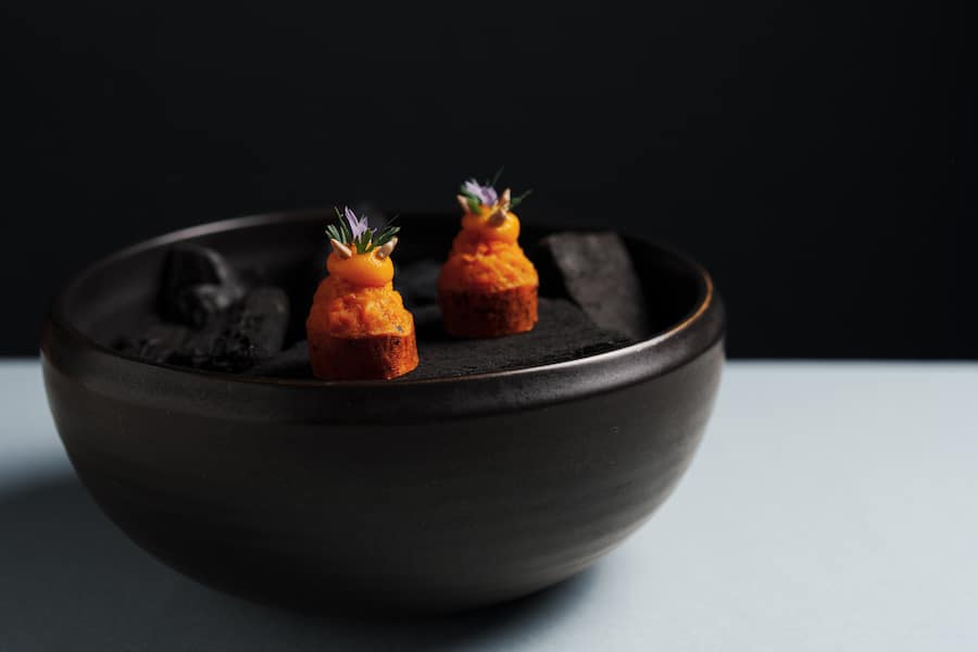 Rübli auf der Kohle gegart mit Rübli Tatar, Rübli Creme und Sonnenblumenkerne - Ameo Zuerich - Kuechenchef Julien Mühlebach - Gastgeber Maximilian Dullinger - Januar 2024 - Copyright Olivia Pulver