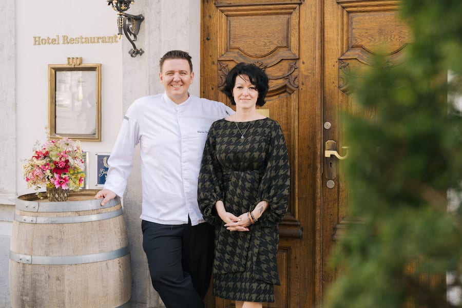 Küchenchef Martin Elschner mit Gastgeberin Claudia Vogl - La Couronne Solothurn - März 2024 - Copyright Olivia Pulver