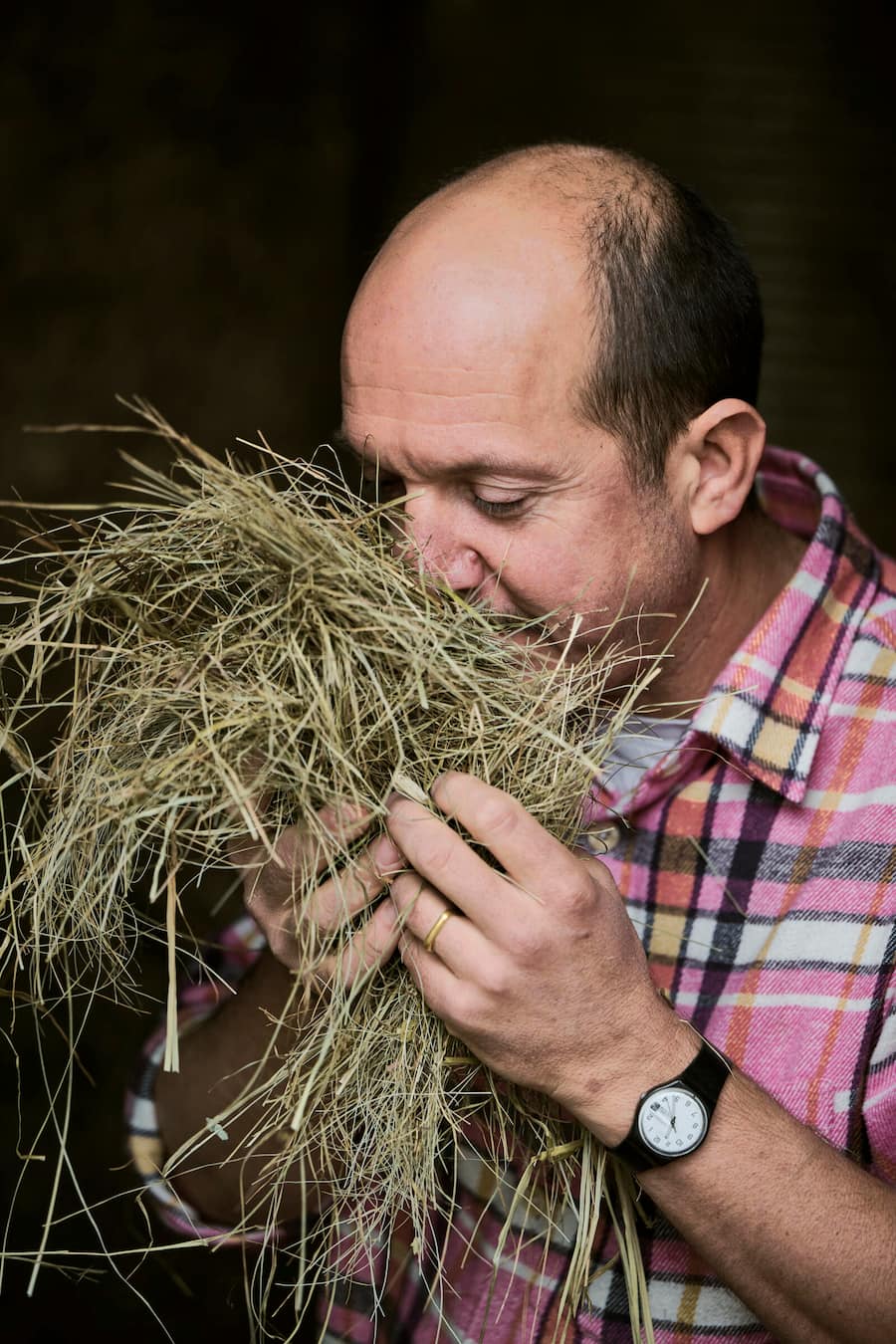 Nicolas Darnauguilhem, chef au restaurant gastronomique La Pinte des Mossettes et son producteur de viande d'Hinterwald, Pascal Tercier, près de Charmey dans le canton de Fribourg, jeudi 19 octobre 2023. (© Gabriel Monnet)