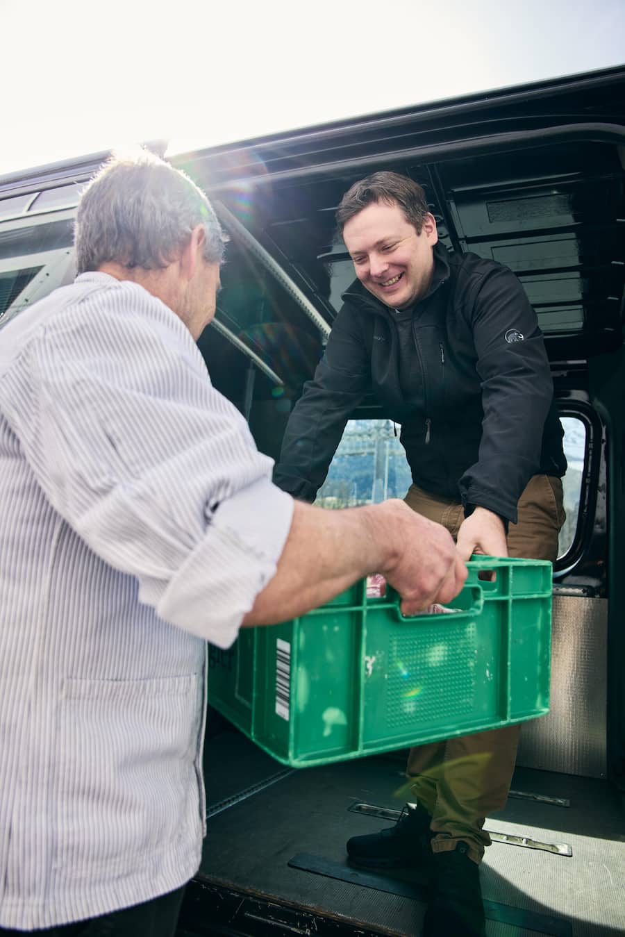 Rolf Bohren hilft Marco Böhler beim Beladen des Fahrzeugs.
