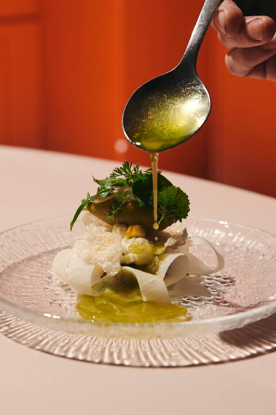 GMC: Rosa Pulver Winterthur, Michael Dobler, Grillierter-Rettich, Zitronensalat, wilde Kräuter, fermentierter Rettichfond, Bärlauch-Glace