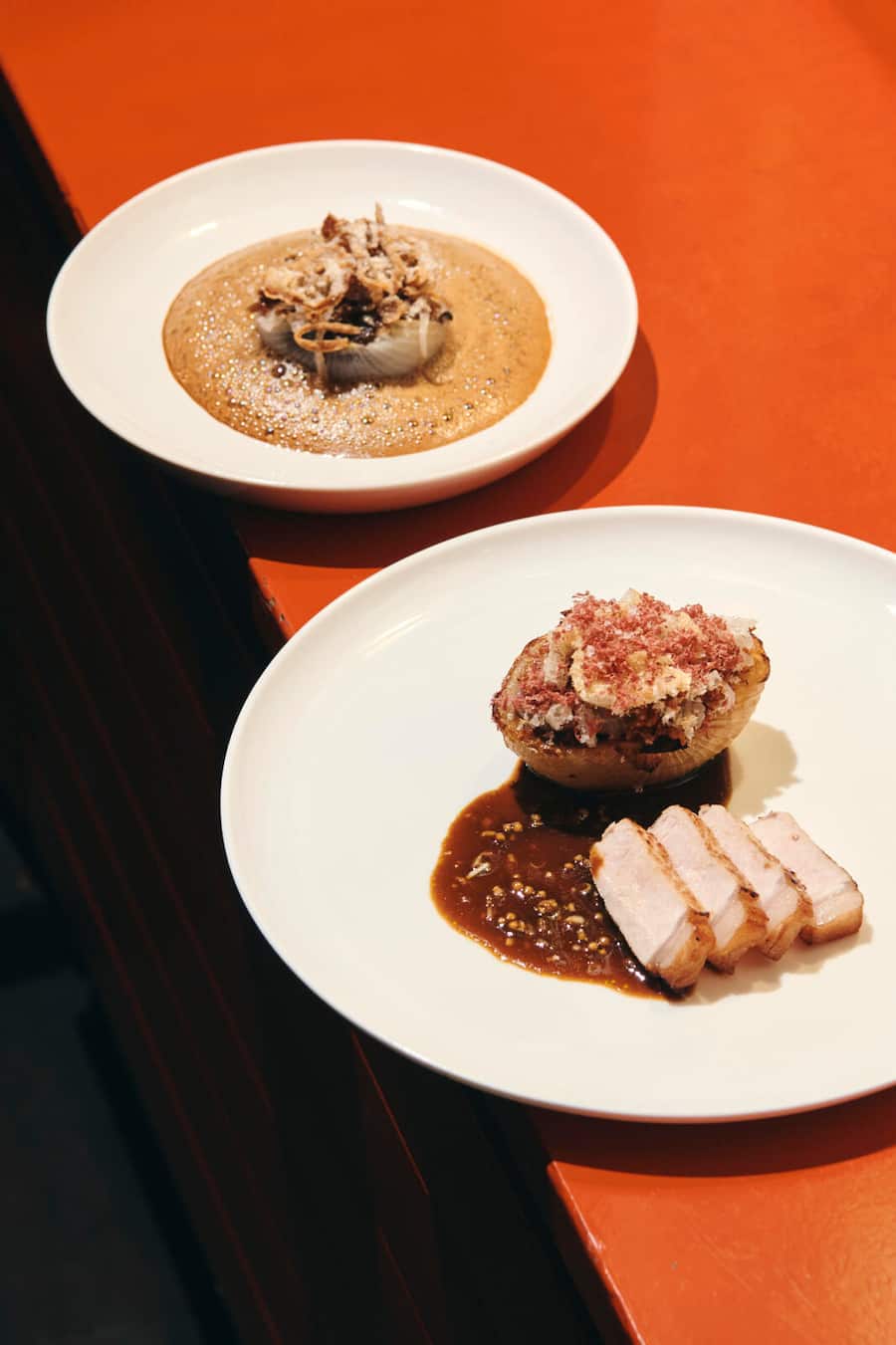 GMC: Rosa Pulver Winterthur, Michael Dobler, Schweinekotelett, geschmorte Zwiebel mit Schweineschmalz glasiert, XO-Sauce, Gröstel von der Schwarte, gepuffte Schweinehaut, geräuchertes Herz; gepickelte Zwiebelsegmente mit Black Pudding, Zwiebelfond, Röstzwiebeln