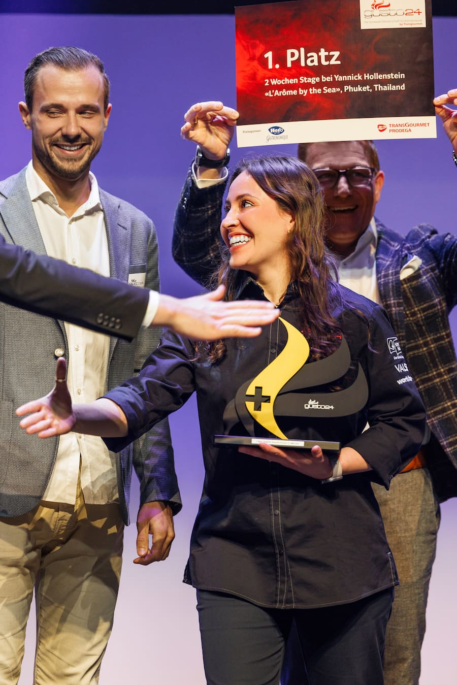 Siegerpreis: Samantha kocht auf Phuket, bei Yannick Hollenstein (hinten)