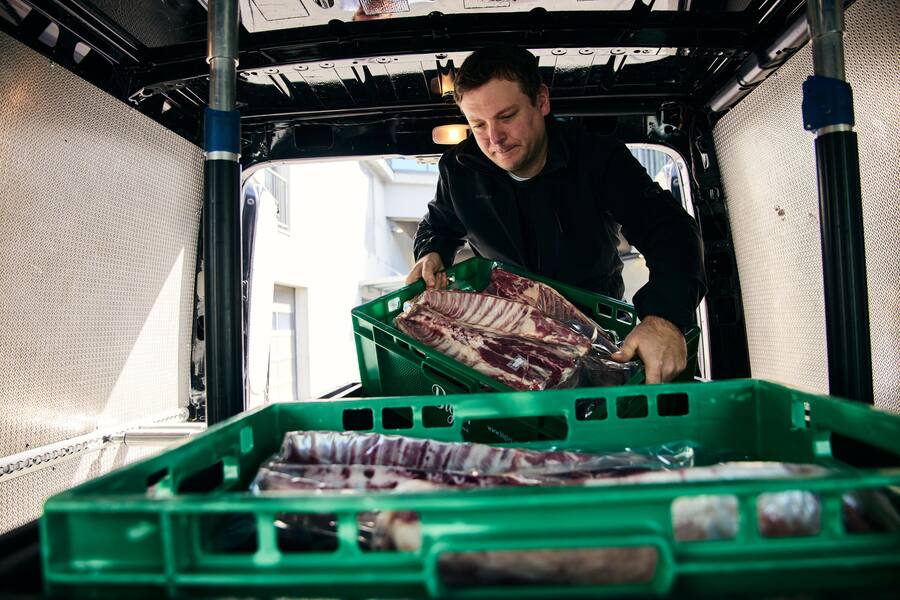 Sechs- bis siebenmal jährlich füllt Marco Böhler sein Auto mit Ware aus Grindelwald.