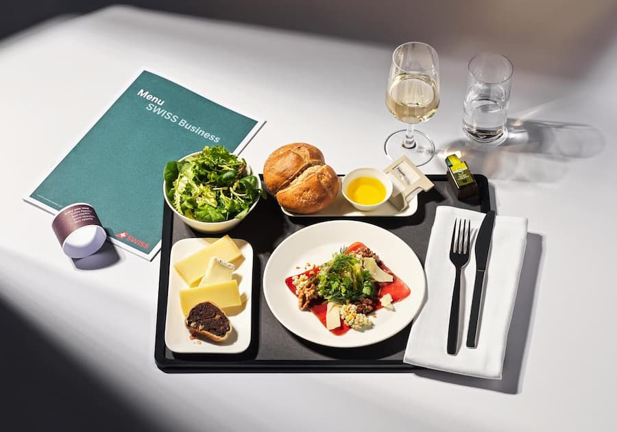 STARTER BUSINESS CLASS - Bündnerfleisch-Carpaccio mit Gerste und Kräutersalat Preiselbeer-Vinaigrette, geröstete Baumnüsse und Käsespäne