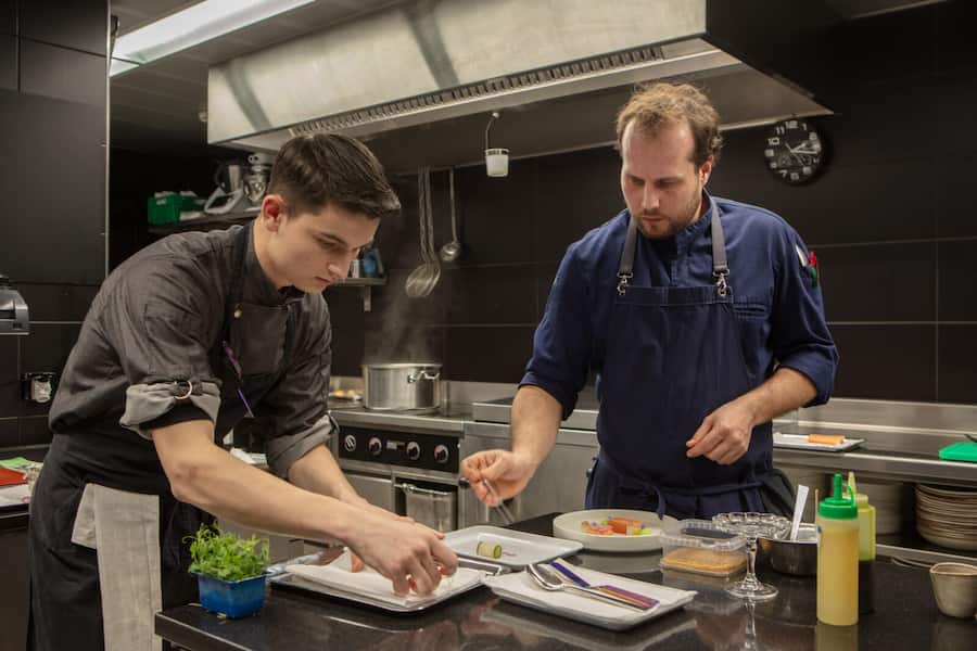 Timur Asadullaev, Küchenchef (l) mit Eric Egli, Chef de Partie der kalten Küche.