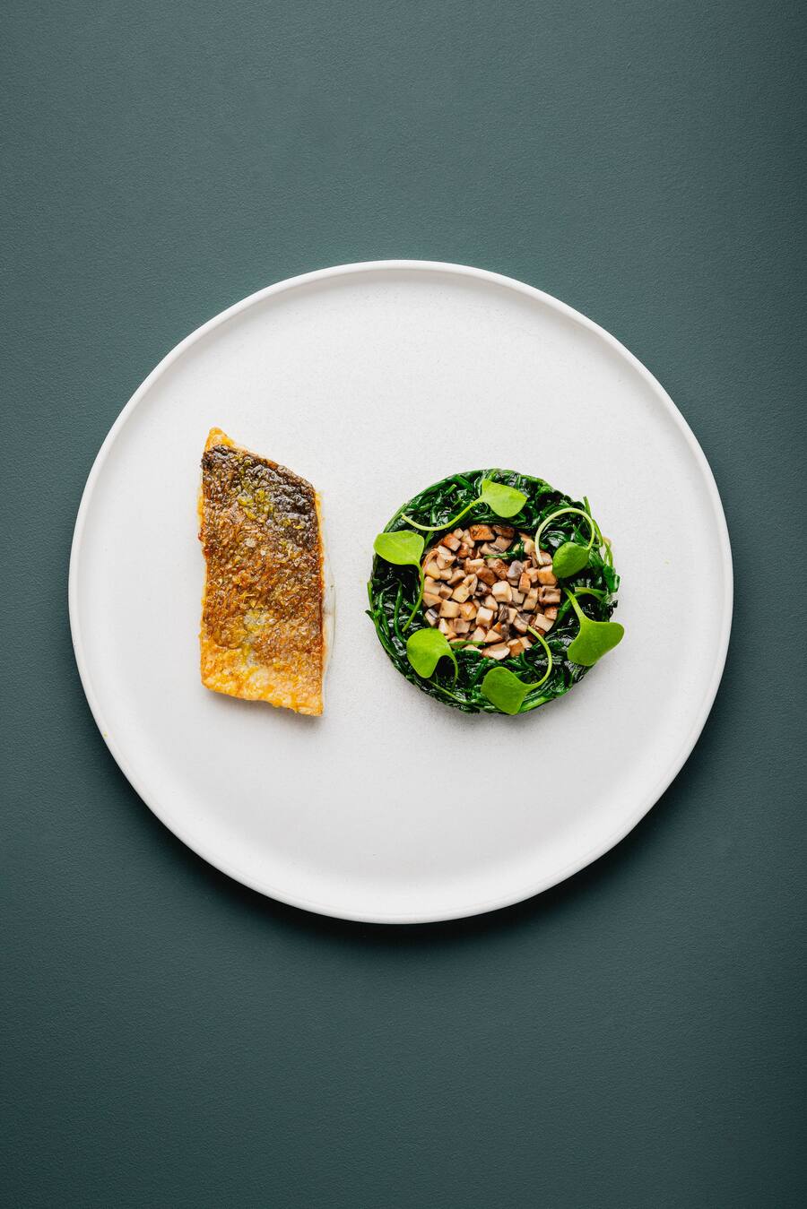 Von David Geisser: Dorade mit flambierten Shitake & Brunnenkressespinat.