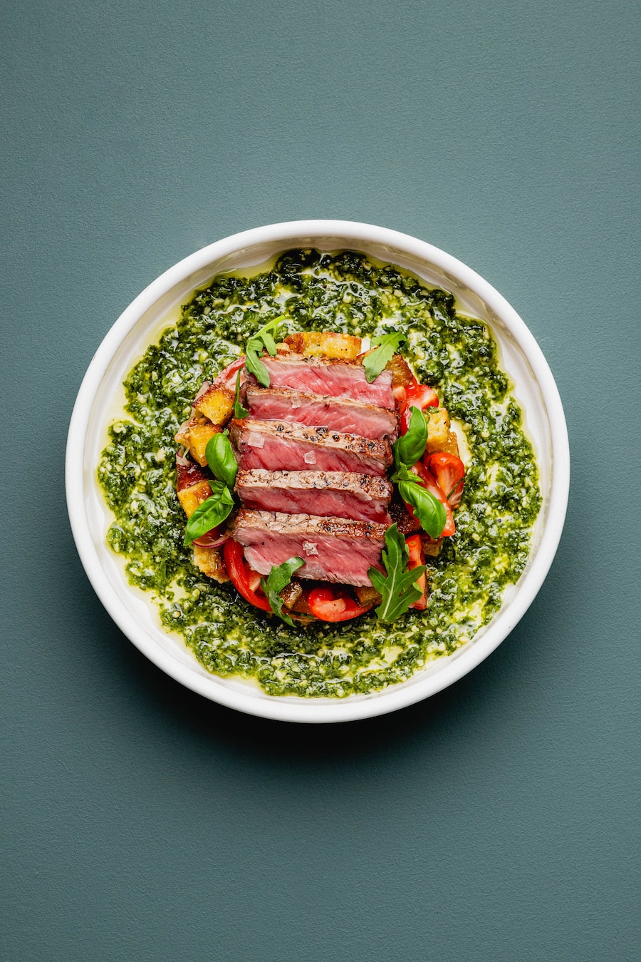 Von Tristan Brandt: Entrecôte mit Panzanella und Rucolapesto.