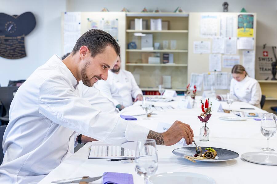 Extra aus Thailand in die Schweiz geflogen: Yannick Hollenstein (GaultMillaus Star im Ausland) nimmt seine Tester-Jury-Arbeit sehr ernst!
