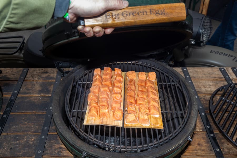 Big Green Egg Flavour Fair Aarau 2024 Executive Chef von BGE Europe Michèl Lambermon;Wildlachs Fotografiert am 20.04.2024