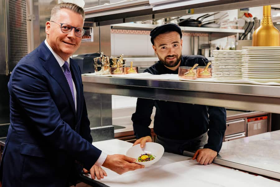 Maître d'Hôtel Hervé Mahler und Chef de Cuisine Thomas Schaefer. Brasserie Les Trois Rois, Grand Hotel Les Trois Rois, Basel, BS