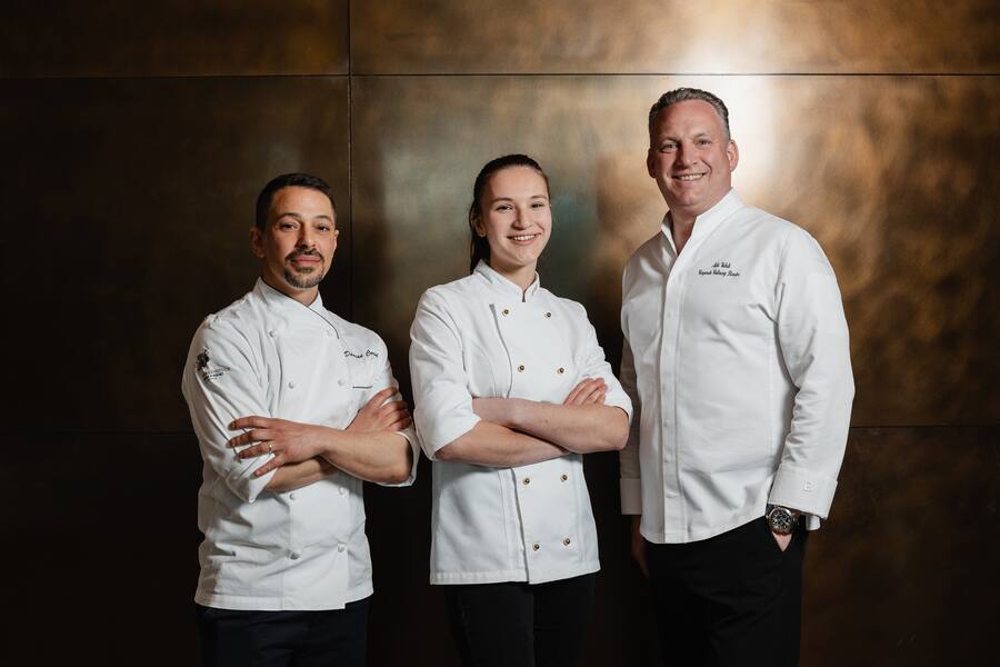 Sprüngli, Kreativ-Challenge, Bürgenstock, Merlin Lichtensteiger (Gewinnerin), Damian Carini (Chefpâtissier), Mike Wehrle (Corporate Culinary Director)