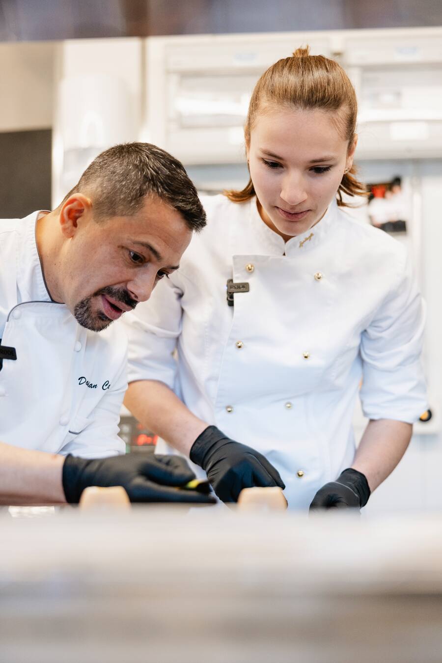 Sprüngli, Kreativ-Challenge, Bürgenstock, Merlin Lichtensteiger (Gewinnerin), Damian Carini (Chefpâtissier)