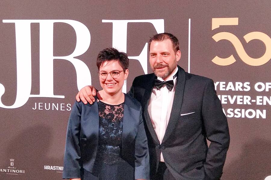 Ebenfalls in Paris: Melanie und Denis Schmitt, Präsident von JRE Schweiz.