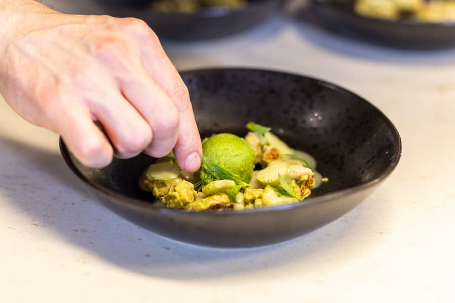 Fraises vertes, chocolat blanc, basilic et tonka.