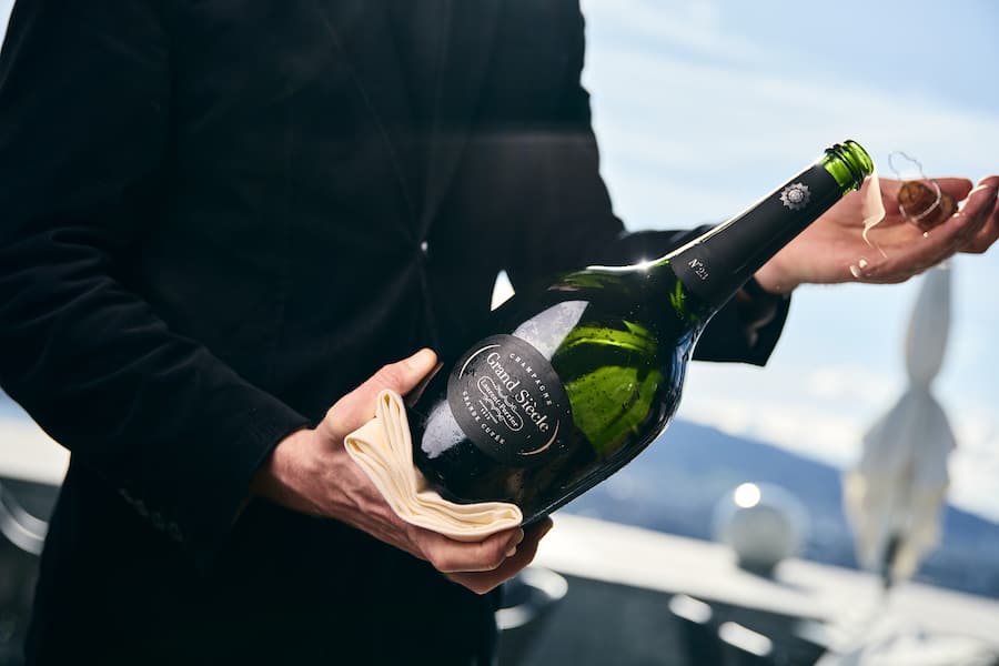 Christian Hotz öffnet eine Flasche Laurent-Perrier Grand Siècle