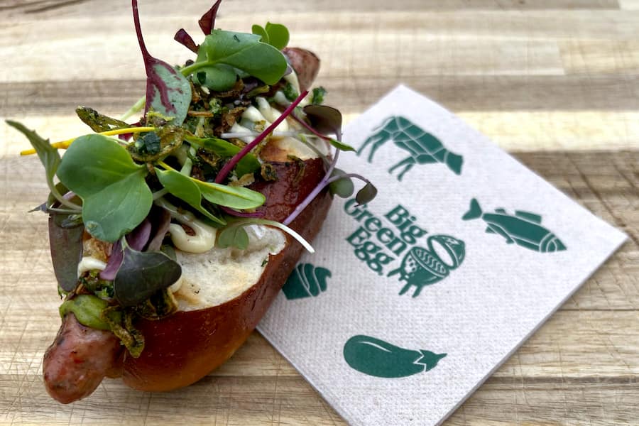 Grün wie das Ei: Hotdog der Extraklasse mit Apfelgel und frittierter Petersilie.