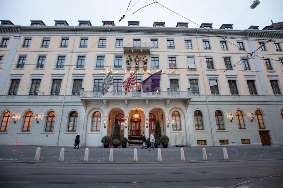 Aussenansicht Winter Grand Hotel Les Trois Rois Basel