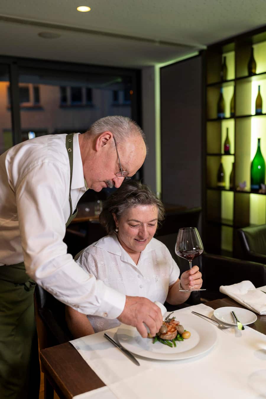 Ueli Kellenberger, Rössli Bad Ragaz, Daniel Gantenbein bringt seiner Frau Martha das Gitzi und giesst Sauce drüber