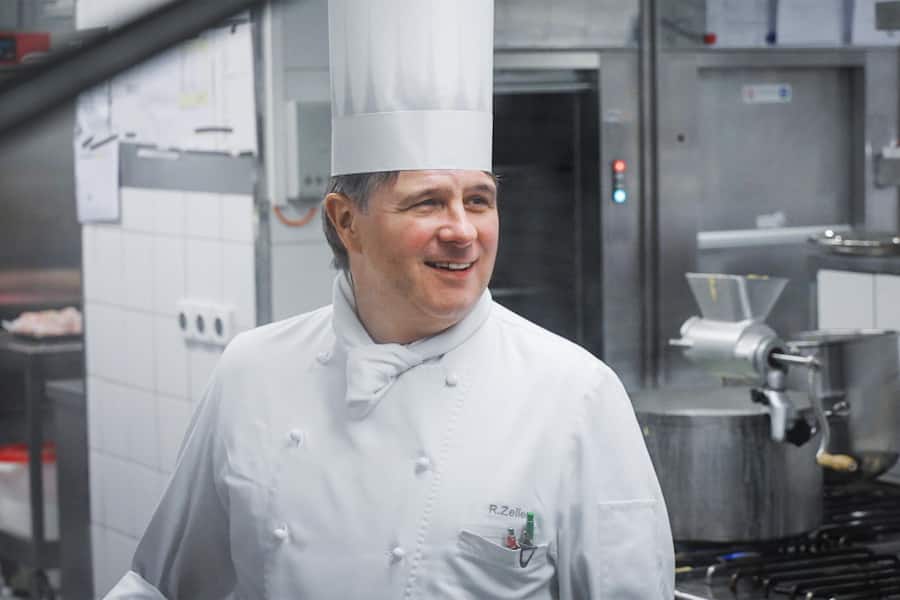 SRF DOK Inside Kronenhalle â Luxus und Tradition im Kultrestaurant Folge 2 Seit 40 Jahren Koch in der Kronenhalle: Robert Zeller ist der Grossneffe von Hulda Zumsteg. Copyright: SRF