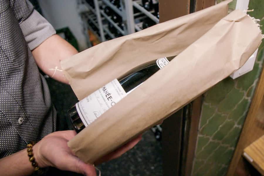 SRF DOK Inside Kronenhalle â Luxus und Tradition im Kultrestaurant Folge 1 Wein: Die teuerste Flasche im Sortiment der Kronenhalle kostet 23'000 Franken. 2024 Copyright: SRF