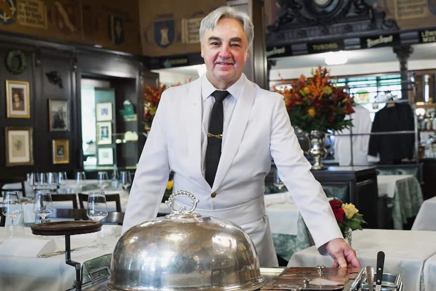 SRF DOK Inside Kronenhalle â Luxus und Tradition im Kultrestaurant Folge 2 Elio Frapolli arbeitet als Voiturier und Sommelier in der Kronenhalle. Copyright: SRF