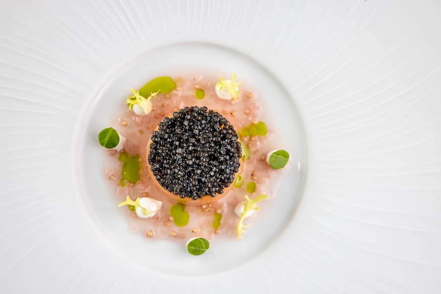 Boutique Hotel & Restaurant Glacier. Paul Cabayé & Stephanie Zosso. Gericht. Lachs, mariniert mit Alpinist-Gin, Tartar mit Apfel, Kräuter, Schalottenvinaigrette, Estragon. Aufgenommen im Januar 2024 ©David Birri