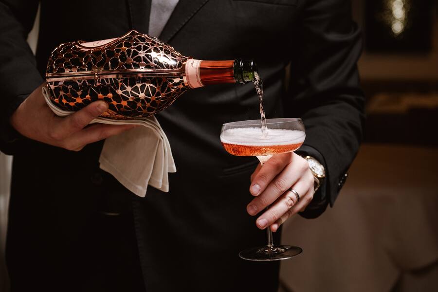 Laurent-Perrier Rose ausschenken