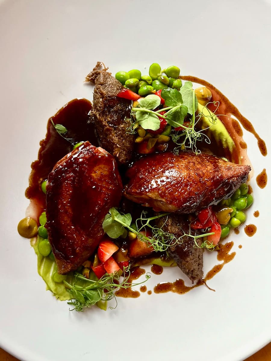 Le pigeon aux fraises, un plat printanier, gourmand et aigre-doux, qui fait le lien entre hiver et été.