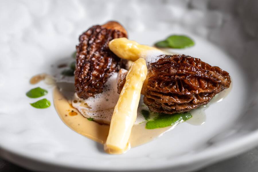 Gefüllte Riesenmorcheln mit Kalbsbries und Kokosnuss-Grünpfeffersauce