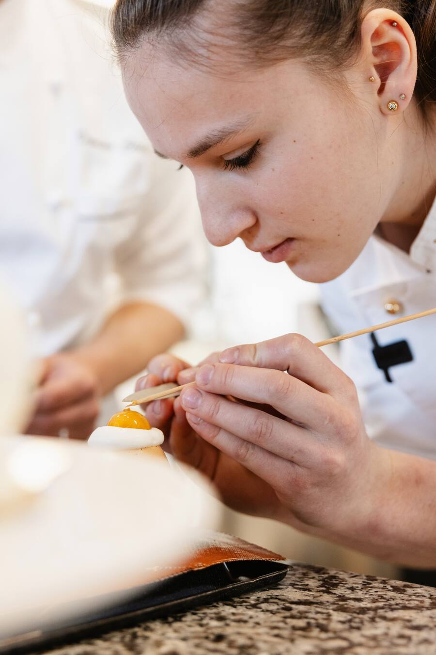 Sprüngli, Kreativ-Challenge, Bürgenstock, Merlin Lichtensteiger (Gewinnerin), Damian Carini (Chefpâtissier)