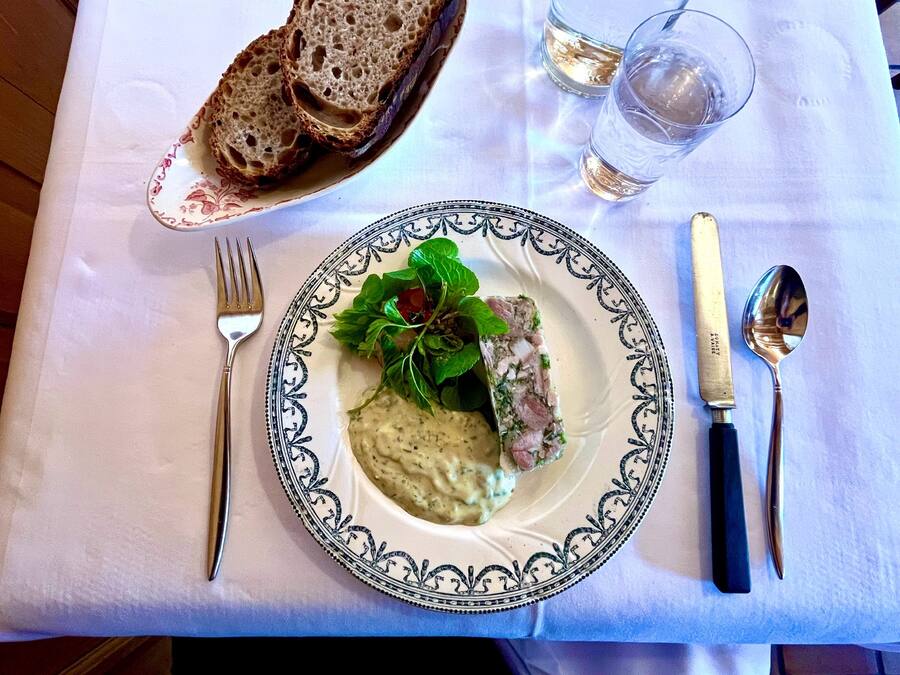 La fondante terrine de cochon et son exquise sauce gribiche vaut le détour.