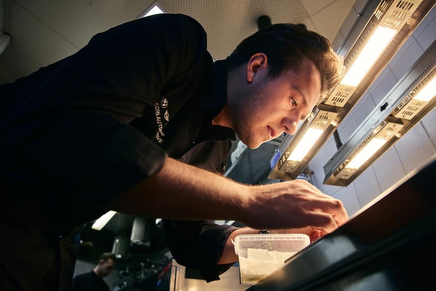 Niklas Oberhofer beim Anrichten