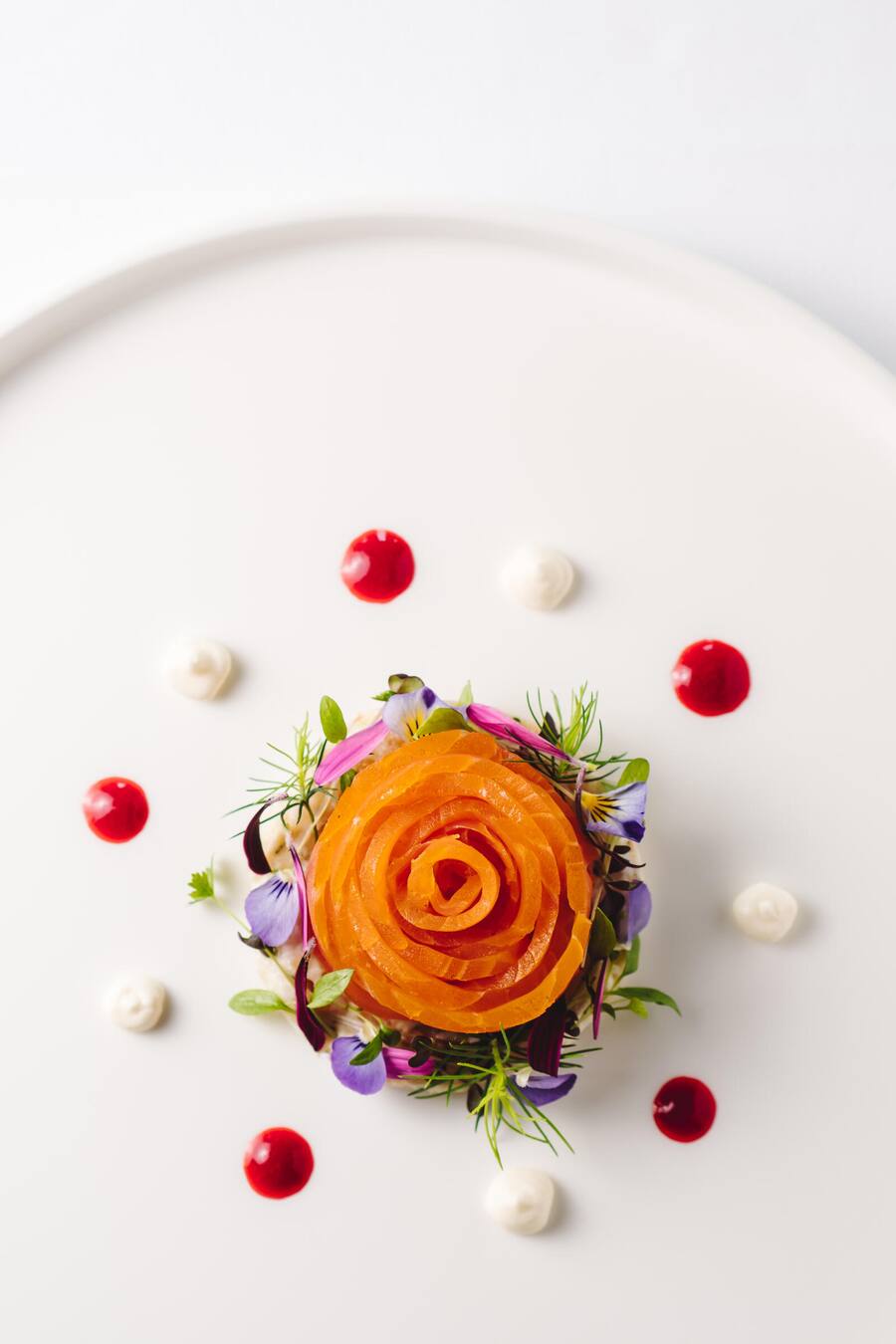 Rauchlachsrösli mit seinem Tatar, Frischkäsecréme und Himbeer - Noémie Bernard, Küchenchefin - Giorgio, Koch und Vater von Noémi - Anita Bernard, Gastgeberin - Restaurant Sternen - Dorfstrasse 1 in Walchwil - Montag, 18.2.2019 - Copyright Olivia Pulver