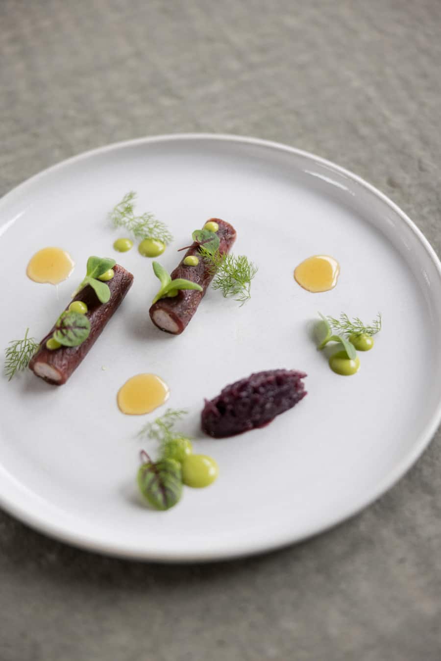 17.04.2024, Kartause Ittingen mit Chef Pascal Gorissen, Gericht; Roulade von der alten Ittinger Kuh mit Zwiebelmousse, Zwiebel-Chutney, Tannencrème und Knoblauch-Honig (photo by Remy Steiner for Gault Millau)
