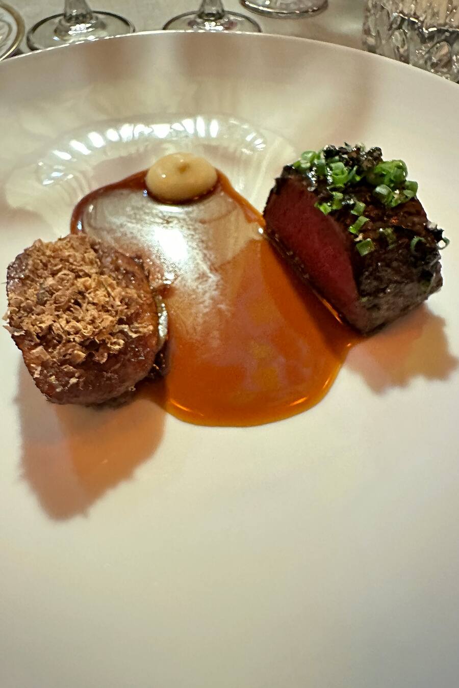 Reh mit Pfeffer, Apfel und Zwiebelcreme by Tobias Bätz.