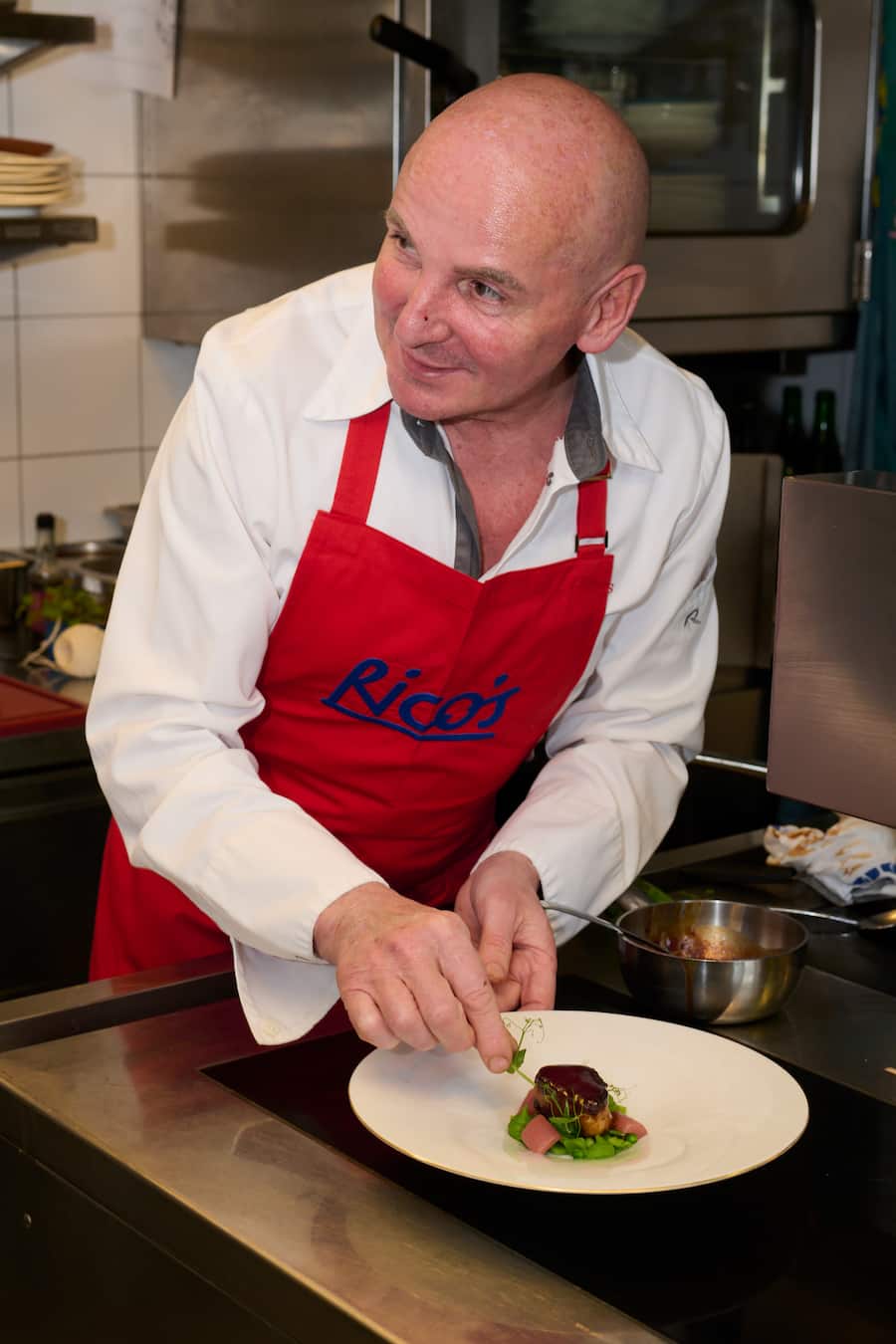 Rico Zandonella beim Anrichten