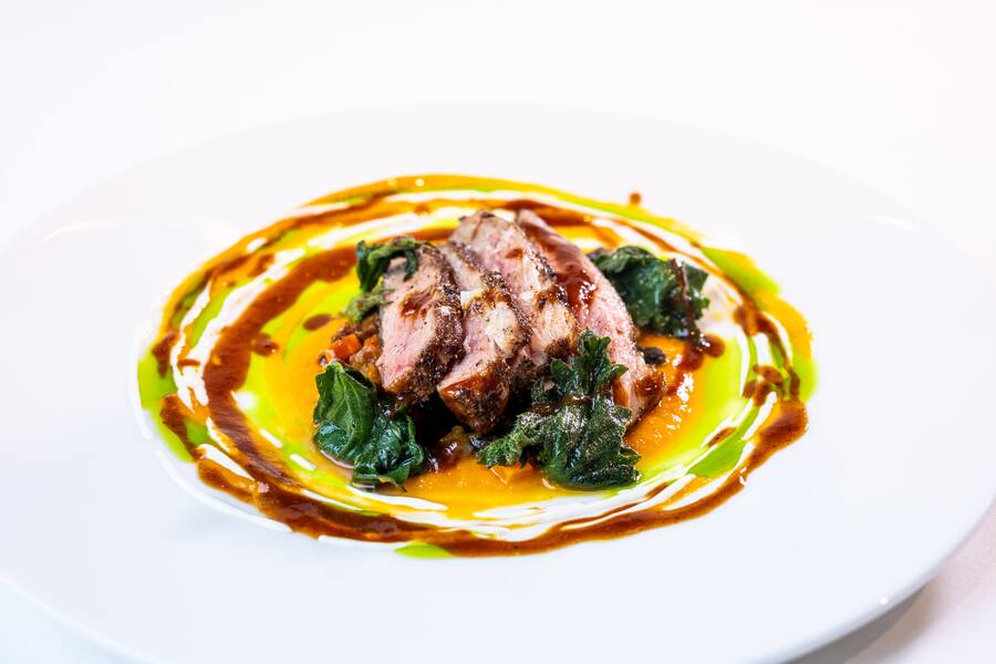 Le Secreto de porc, carottes, mezcal et haricots noirs.