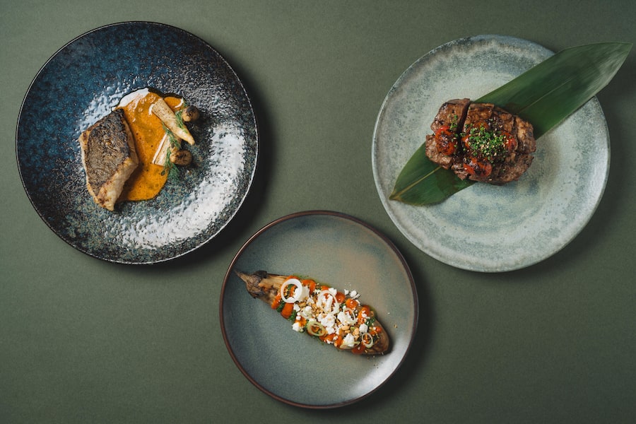 Sharing Concept Hauptgang: Steinbutt (scharfe Miso Sauce, Spargel), Aubergine (Feta, Cremolata, Romesco Sauce), Rib Eye 300g - ITAKI Feusisberg - April 2024 - Copyright Olivia Pulver