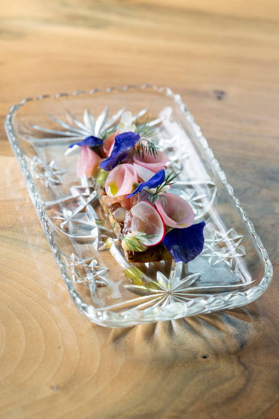 Restaurant Siemis Weinfelden, Saku-Tuna auf Serviettenknödel mit Kalamansi, Wasabi-Mayonnaise, Radieschen und Wassermelonen-Rettich