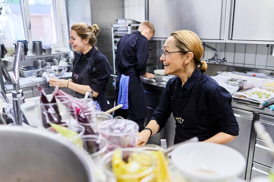 Team Tanja Grandits at work. - Story: Tanja Grandits, GaultMillau Schweiz, Köchin des Jahres, 19 Punkte, Restaurant Stucki, Basel 2019 - © Lucia Hunziker