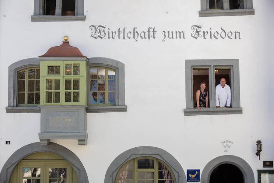 Fabrice mit Heidi Bischoff. - Al Dente: Wirtschaft zum Frieden, Schaffhauserland / Blauburgunderland, Schaffhausen 2019 - © Marcus Gyger