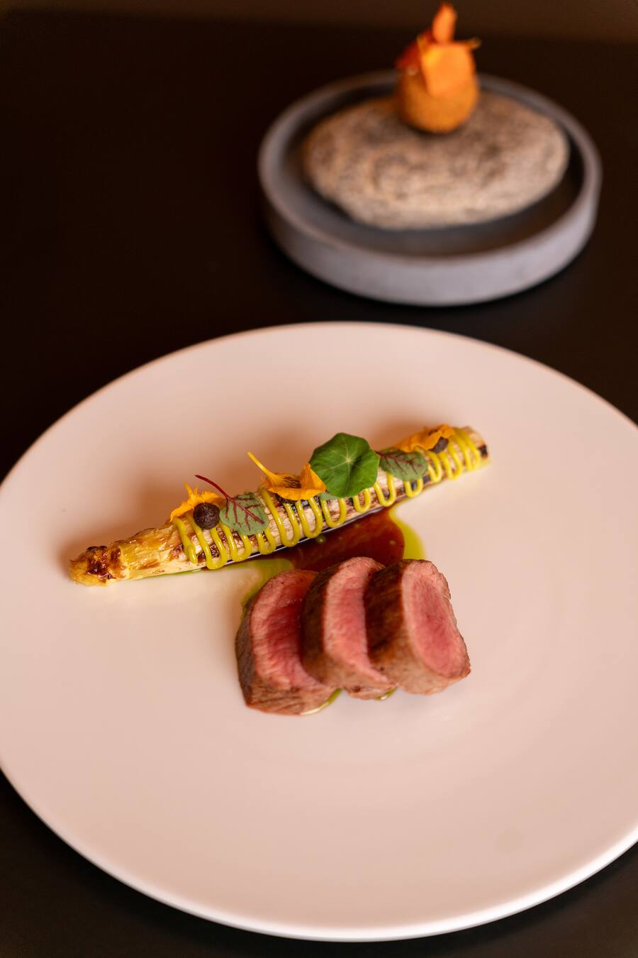 appenzeller_krauterlamm_spargel_dill_fermentierter_topinambur_raz_el_hanout-jus